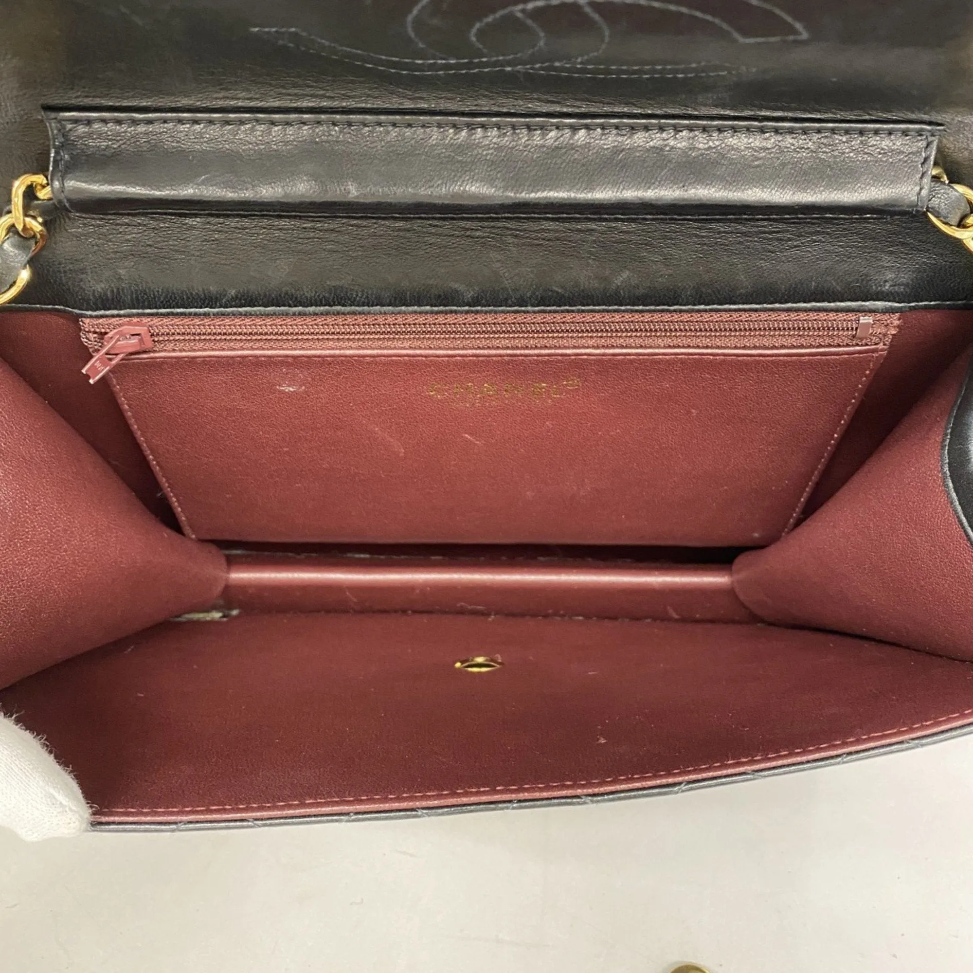 Chanel Leather Shoulder Bag (Pre-Owned)