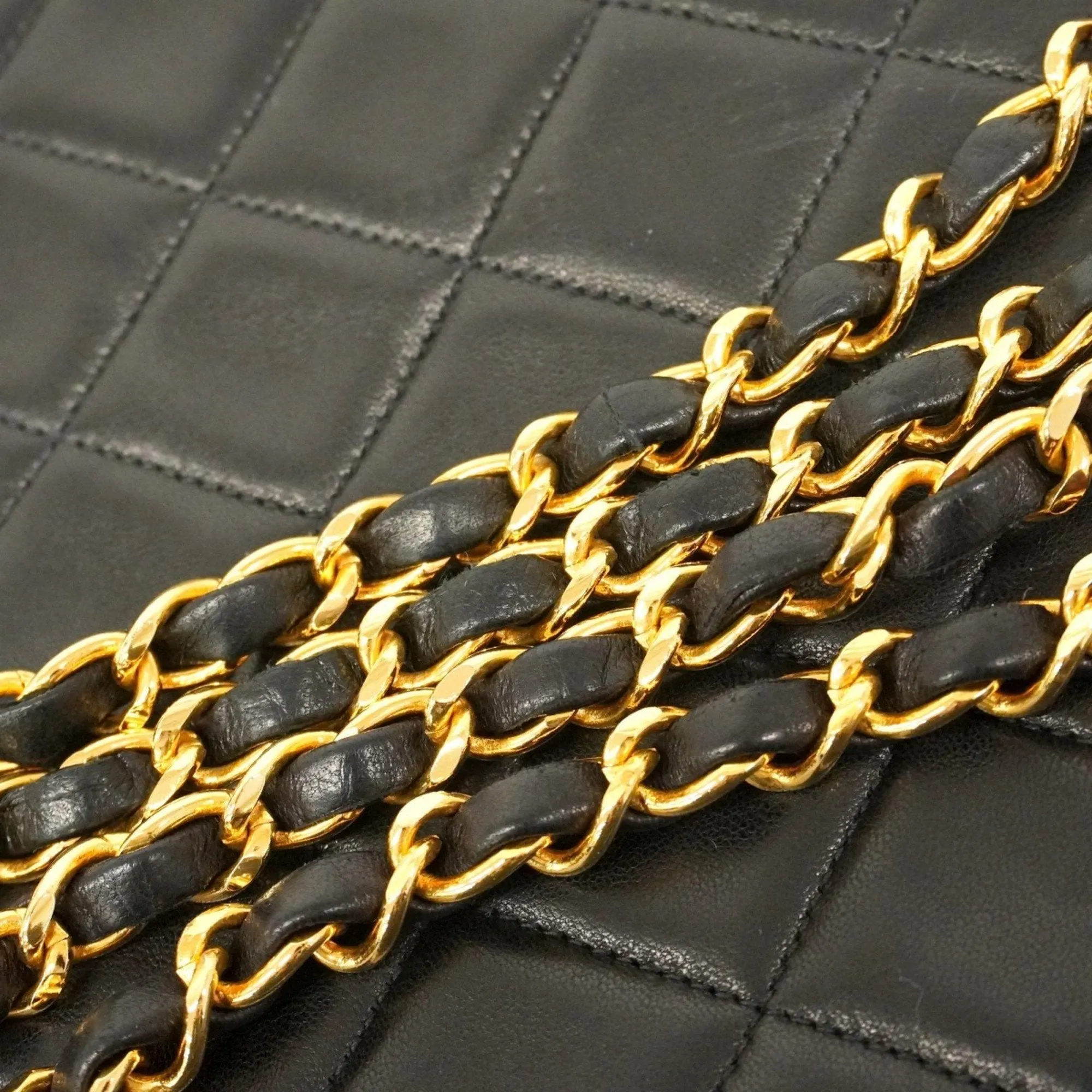 Chanel Leather Shoulder Bag (Pre-Owned)