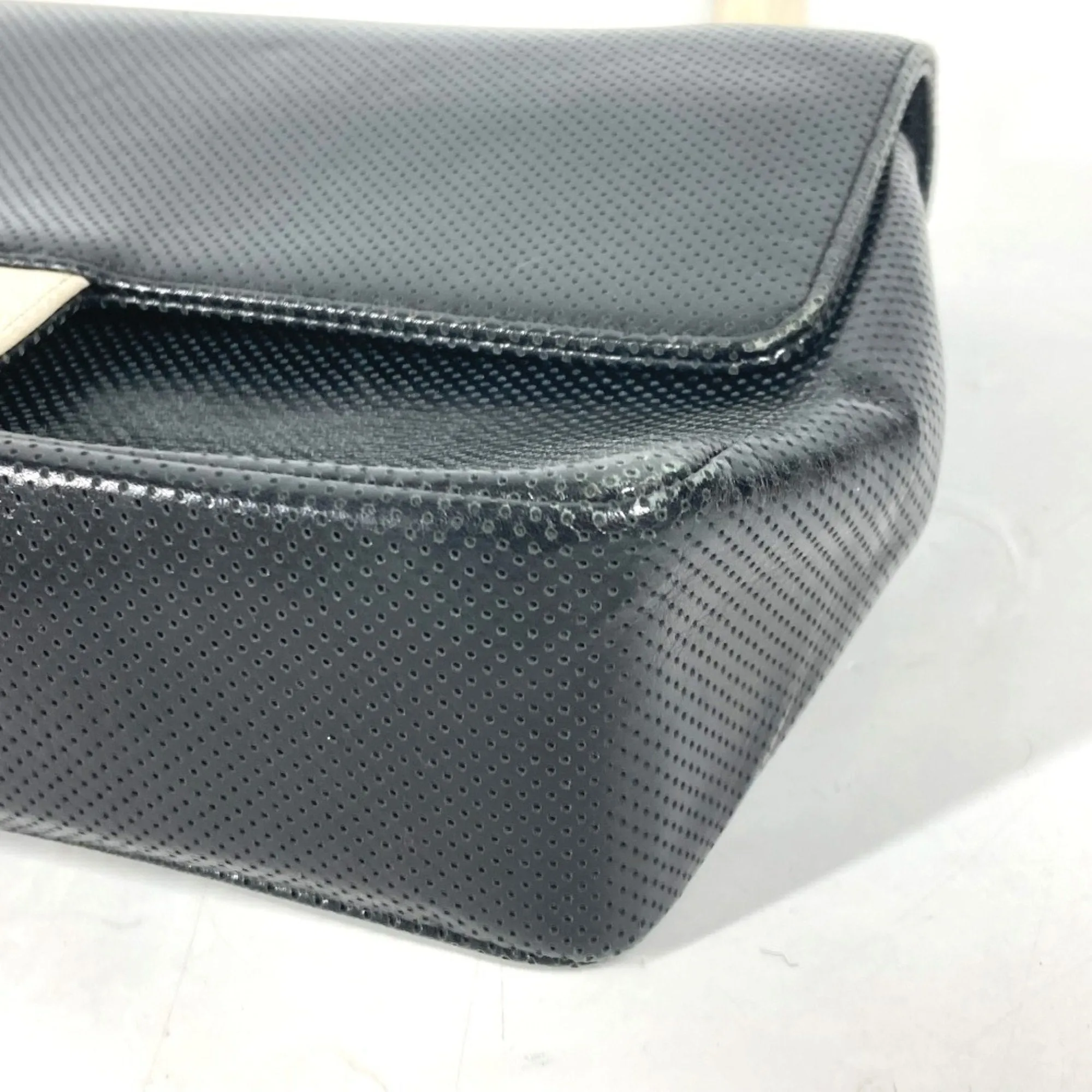 Chanel  Leather Shoulder Bag (Pre-Owned)