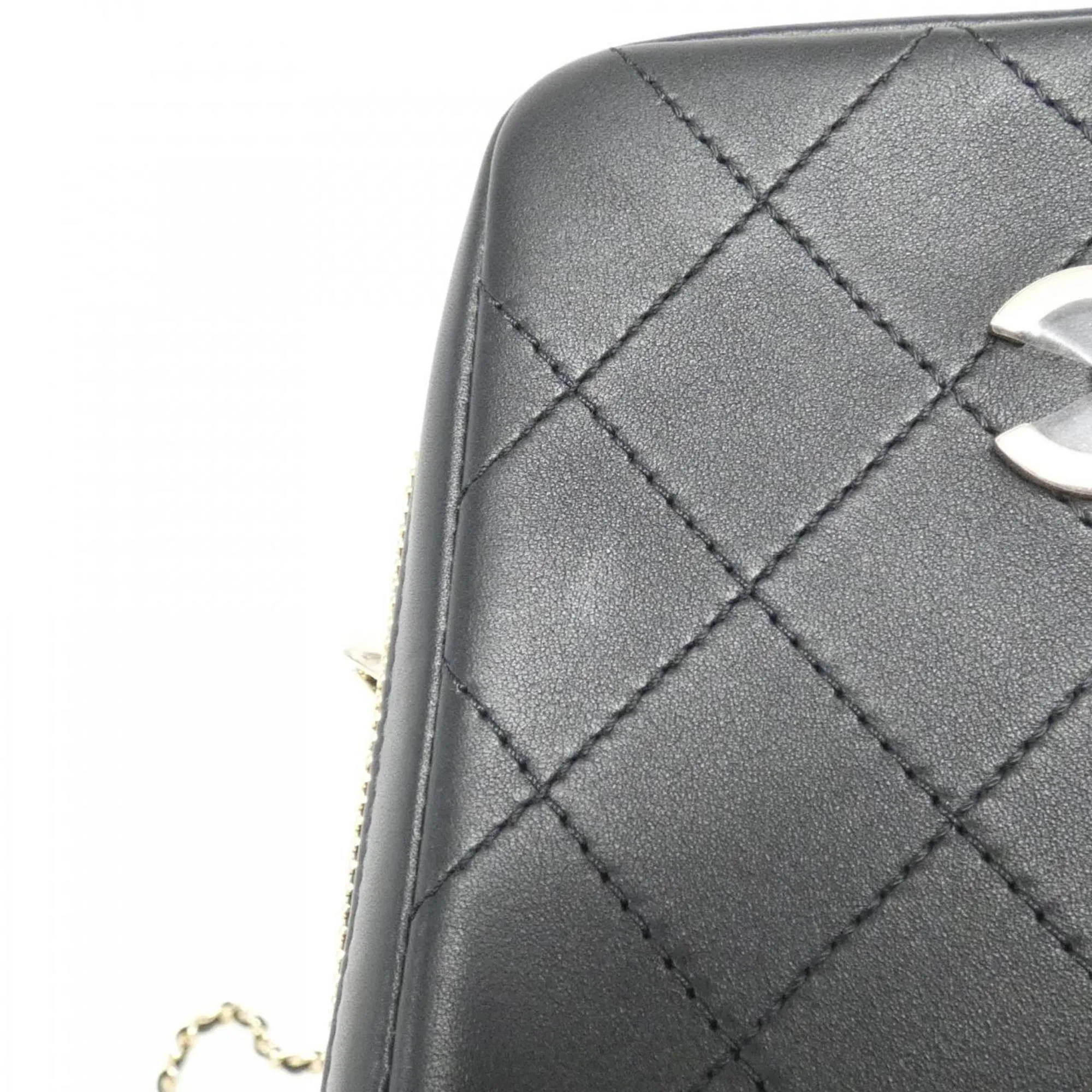 Chanel Leather Shoulder Bag (Pre-Owned)