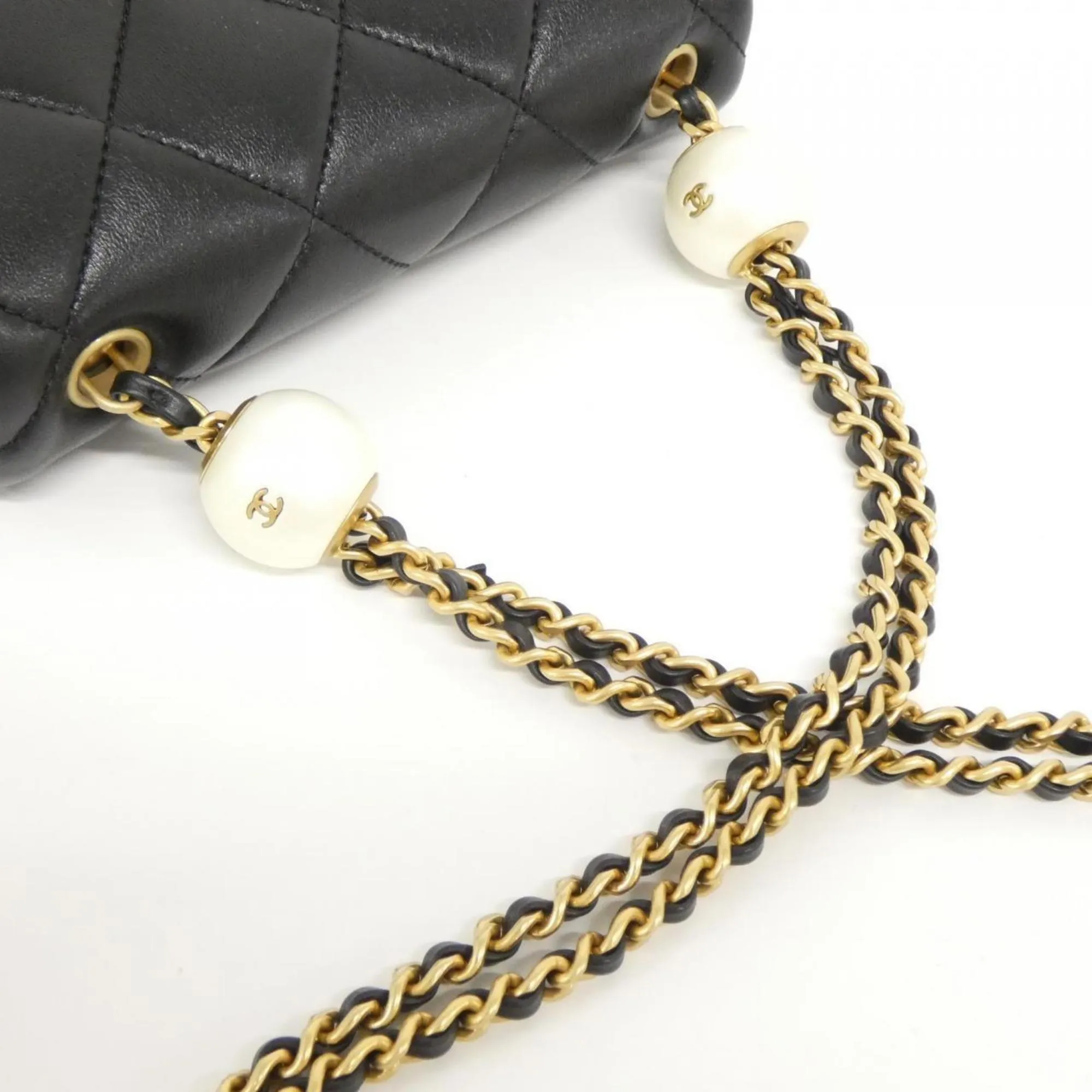 Chanel Leather Shoulder Bag (Pre-Owned)