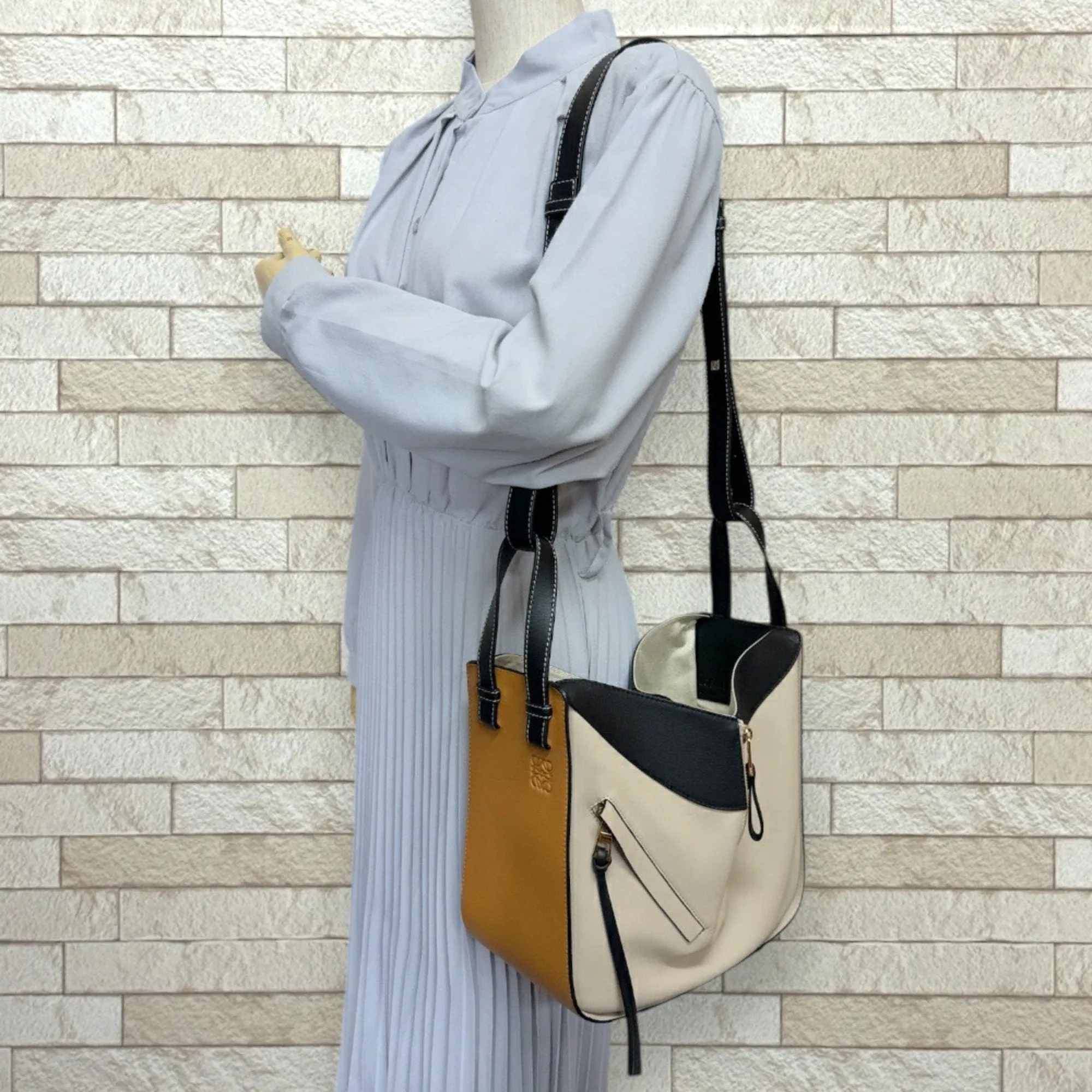Loewe  Leather Shoulder Bag (Pre-Owned)