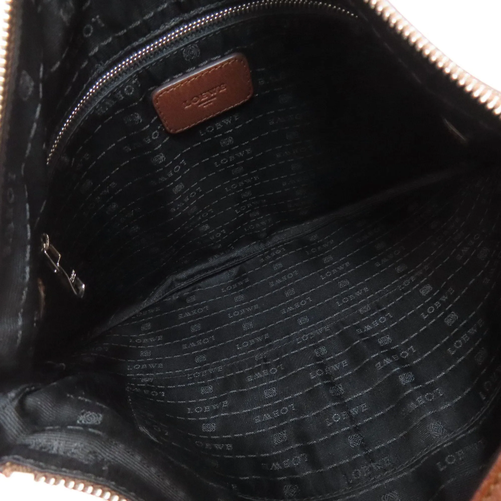 Loewe Leather Shoulder Bag (Pre-Owned)