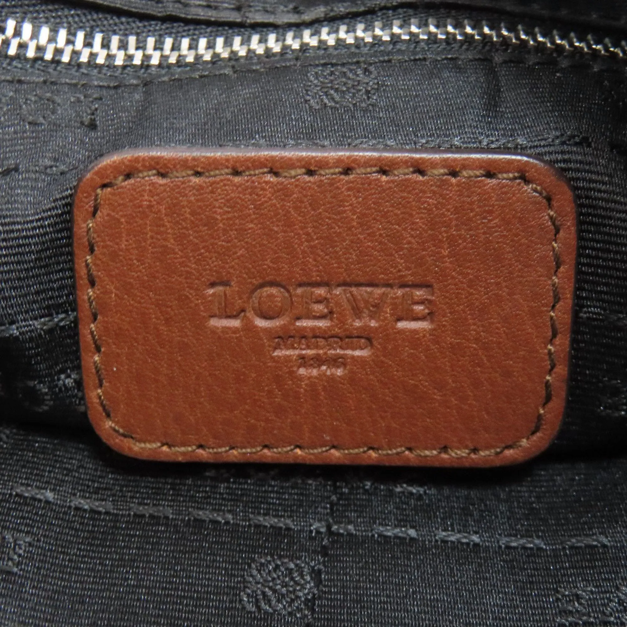 Loewe Leather Shoulder Bag (Pre-Owned)