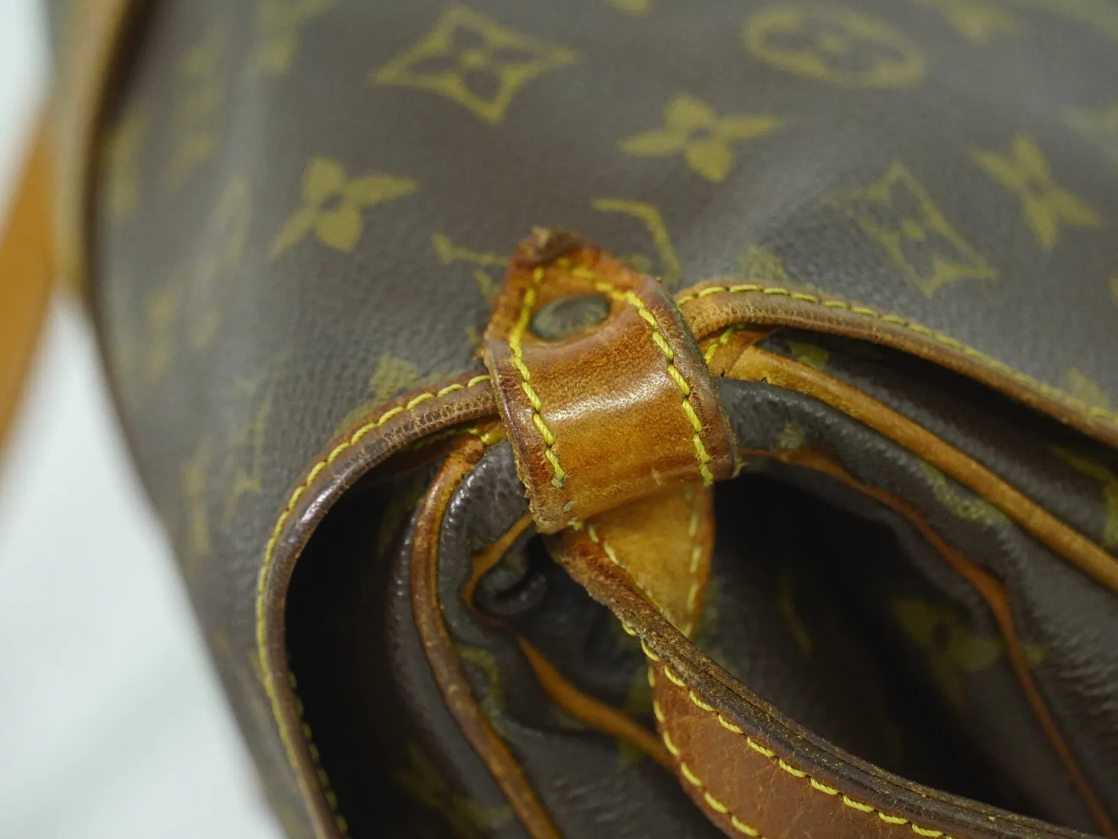 Louis Vuitton Saumur 30 Canvas Shoulder Bag (Pre-Owned)