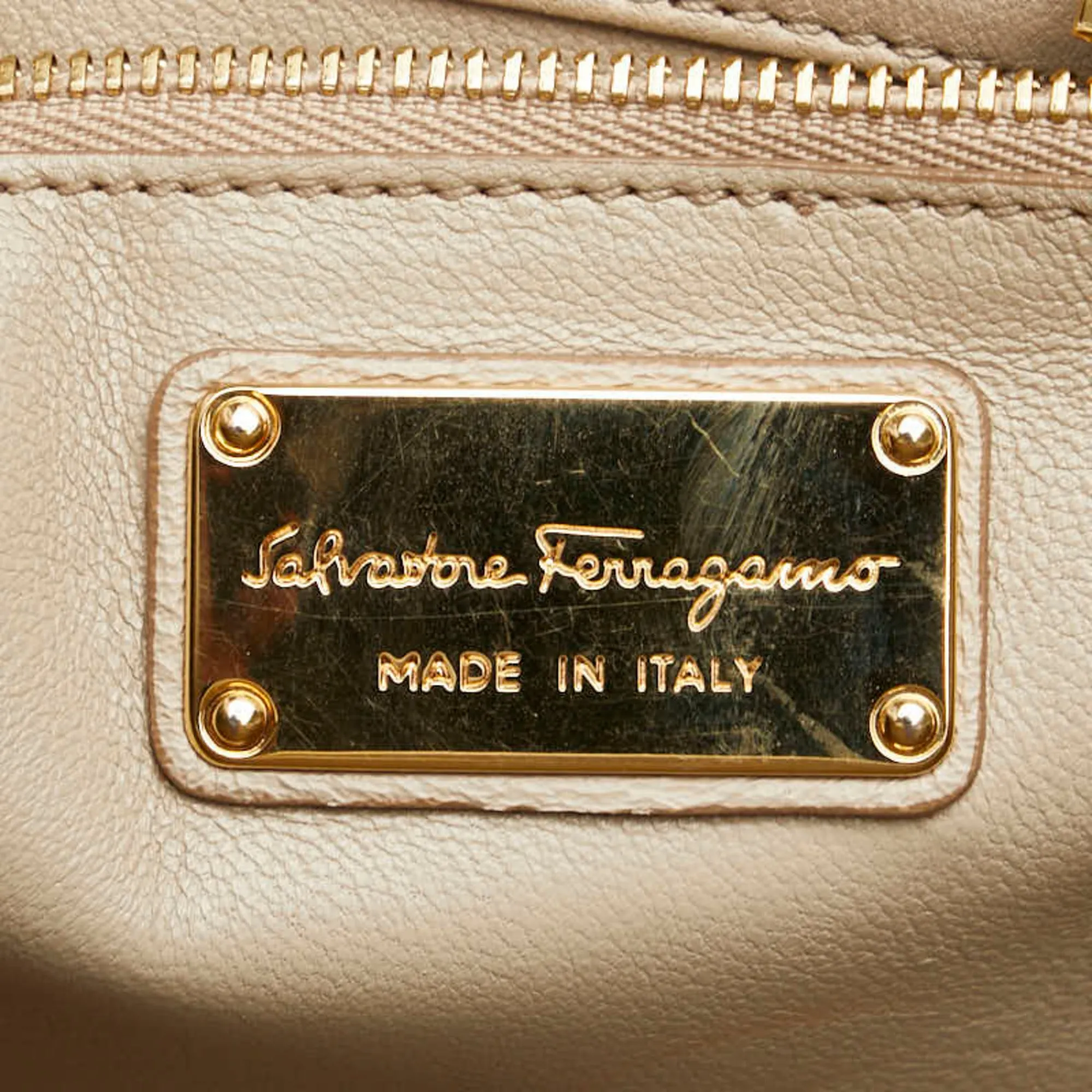 Salvatore Ferragamo   Leather Shoulder Bag (Pre-Owned)