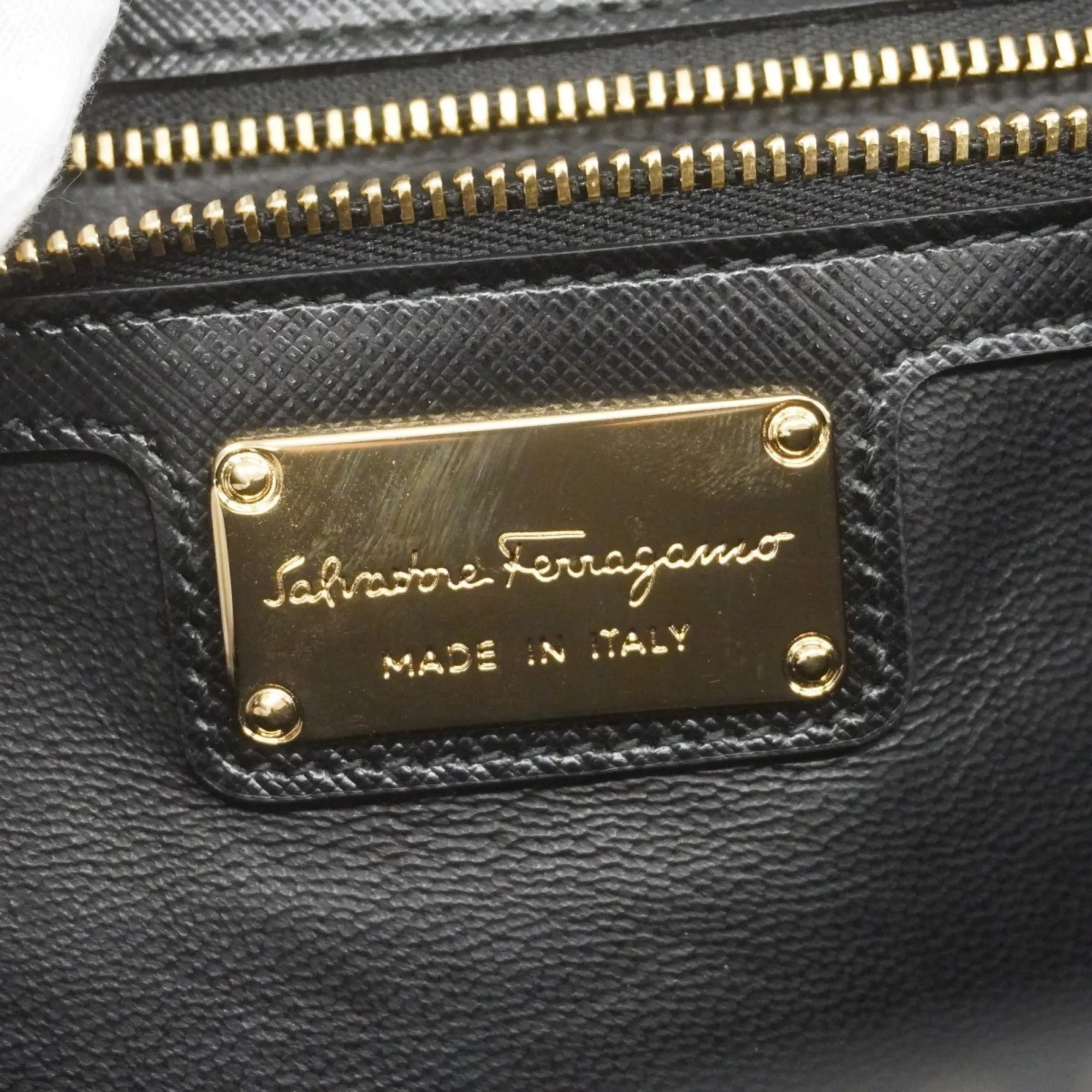 Salvatore Ferragamo Leather Shoulder Bag (Pre-Owned)